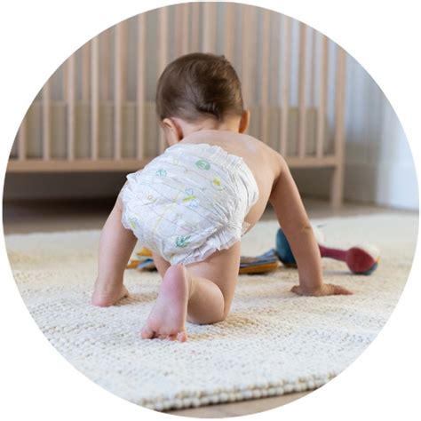 Illustratie van een baby die comfortabel zit in een schone luier, met zacht verpakte Zwitsal billendoekjes ernaast