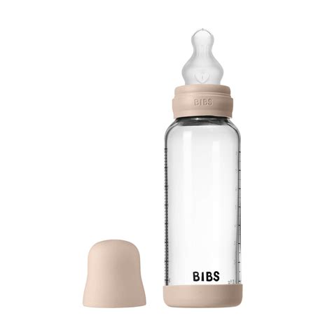 Illustratie van een schone babyfles met speen en maatschepje, klaar voor bereiding