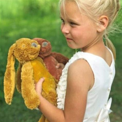 kind dat knuffelt met een favoriete knuffel