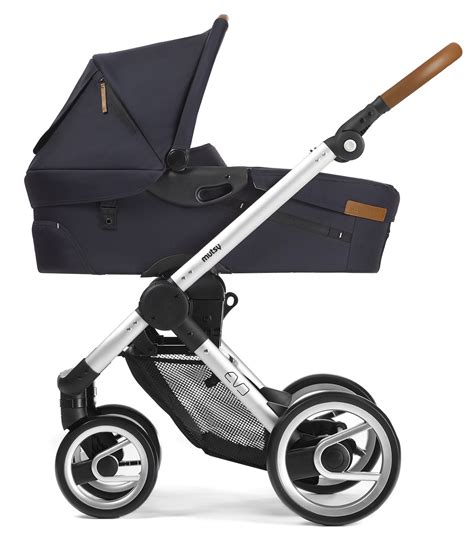 Illustratie van de Mutsy Evo kinderwagen in opgevouwen toestand, met de afmetingen aangegeven.