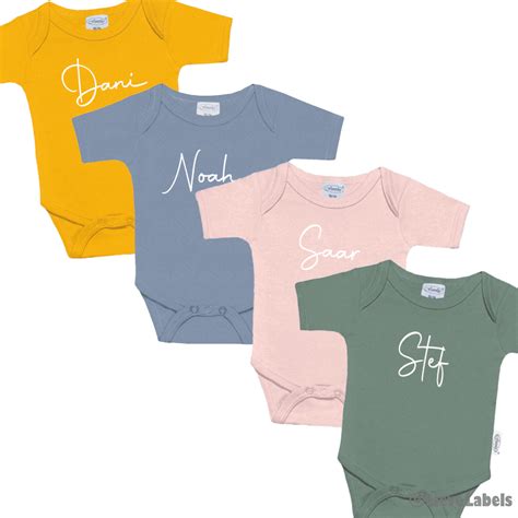 Een collage van verschillende gepersonaliseerde babycadeaus, zoals een romper met naam, een slabbertje met opdruk en een gepersonaliseerd knuffeltje.