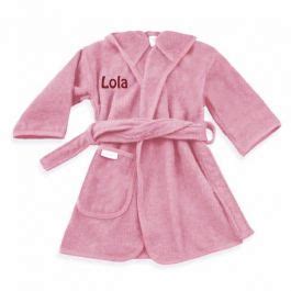 Voorbeeld van een gepersonaliseerd babybadjasje met geborduurde naam van Little One Clothing.