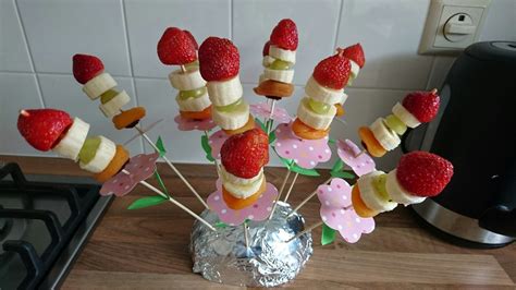 Vrolijk versierde fruitspiesjes met verschillende soorten fruit