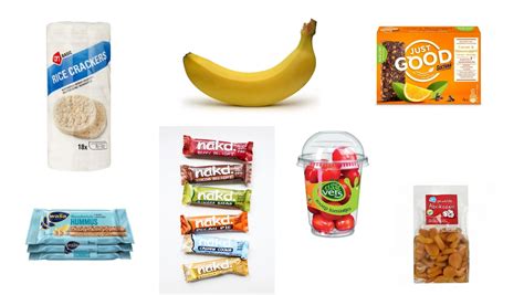 Diverse voorverpakte gezonde snacks zoals fruitrepen en popcorn