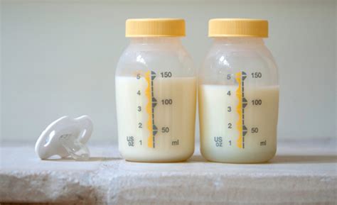 Verschillende stadia van moedermelk: colostrum, overgangsmelk, rijpe melk