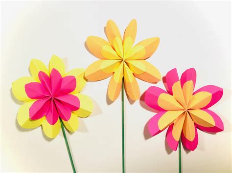 illustratie van verschillende zelfgemaakte papieren bloemen