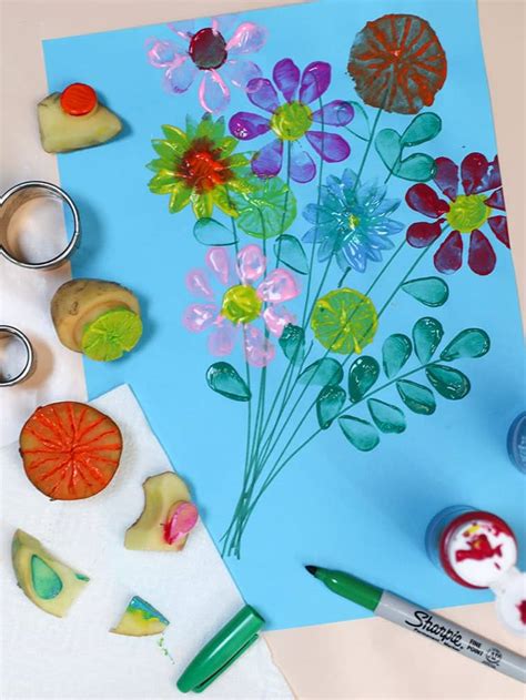 verschillende bloemvormen gestempeld met aardappelstempels op papier