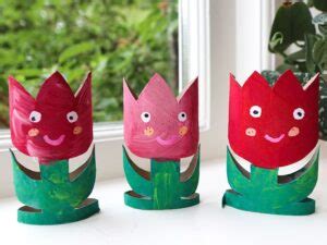 een vrolijke tulp gemaakt van een wc-rol