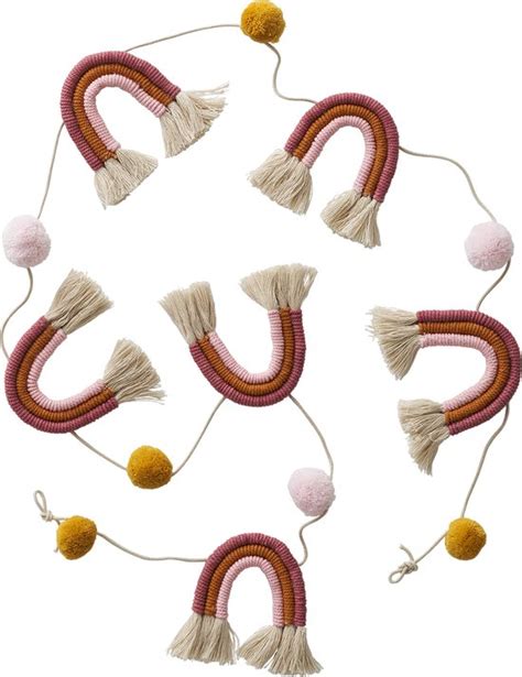 een tak versierd met kleurrijke pompons