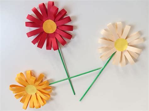 kinderen die samen bloemen knutselen met gekleurd papier