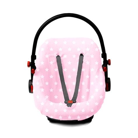 Baby in een roze autostoelhoes