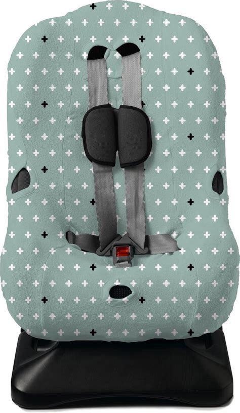 Illustratie van een baby die comfortabel in een autostoelhoes zit