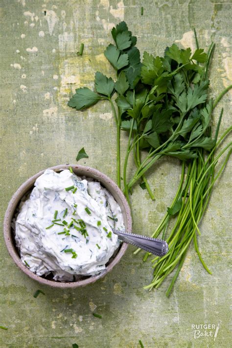 Illustratie van zelfgemaakte kruidenroomkaas met verse kruiden