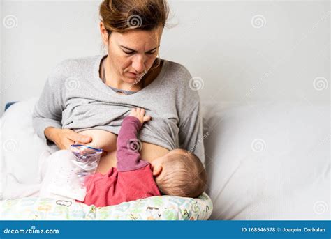 Moeder geeft borstvoeding aan haar baby na een keizersnede.