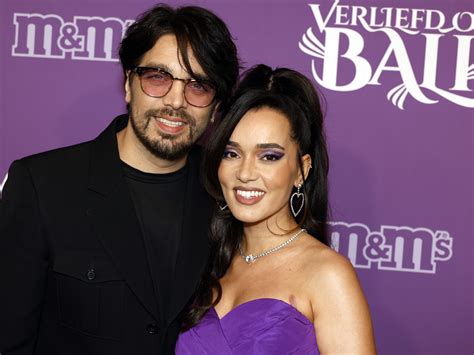 foto van Bibi Breijman en Waylon met hun pasgeboren zoon