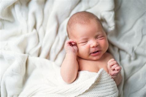 pasgeboren baby Daley op een kleed