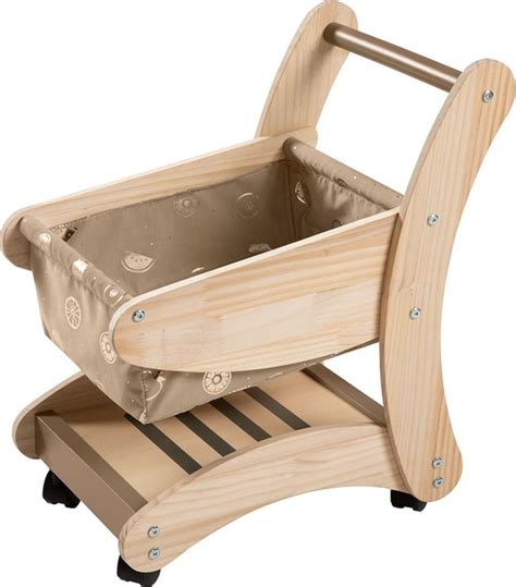 Close-up van een gedetailleerde houten speelgoed winkelwagen met een ruime mand en een onderste plankje.