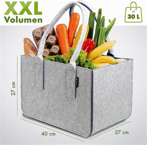 Een kind met een houten winkelwagen en een boodschappentas, klaar om te winkelen.