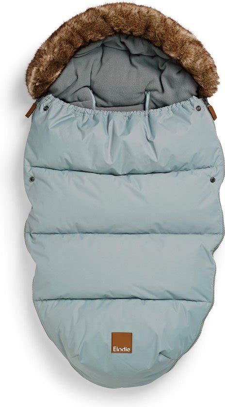 Illustratie van een Elodie Details voetenzak met de bovenkant afgeritst om de warmte te reguleren