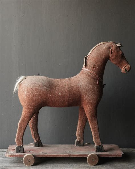 Close-up van gedetailleerd antiek houten speelgoed, met nadruk op vakmanschap.