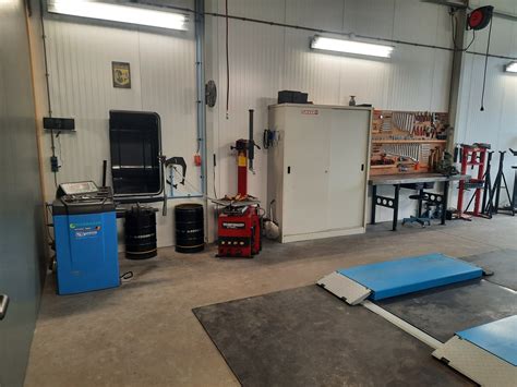 Foto van een historische werkplaats met houtbewerkingsgereedschap en houten speelgoed.