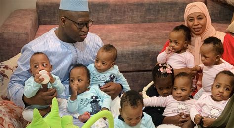 Illustratie van een negenling, met de vijf meisjes en vier jongens.