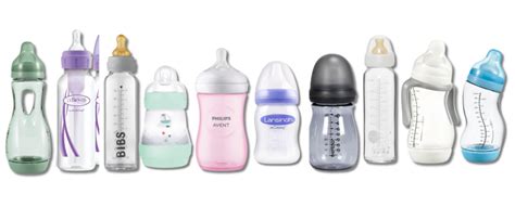Afbeelding van verschillende soorten babyflessen en spenen.