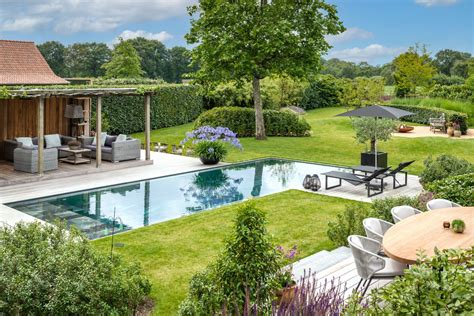 Grote, groene tuin met speeltoestellen voor kinderen