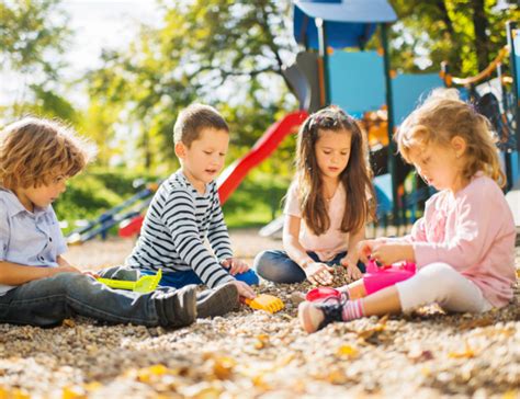 Kinderen spelen samen in een moderne, veilige speeltuin