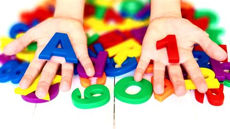 Vrolijke en kleurrijke clipart-afbeeldingen van dieren en cijfers voor educatieve werkbladen.