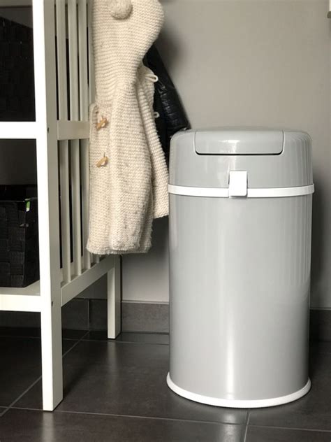 Een luieremmer met een wasnet gevuld met vuile wasbare luiers.