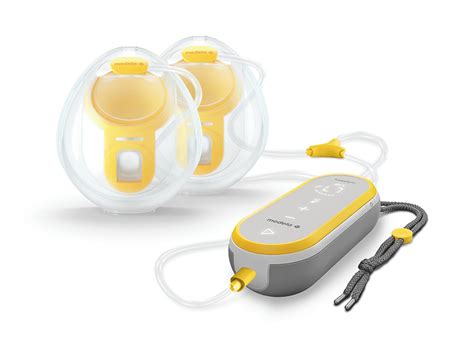 Een vrouw die de Medela Freestyle hands-free borstkolf draagt terwijl ze andere taken uitvoert.