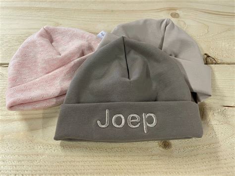 Een reversible babymutsje, getoond met beide zijden