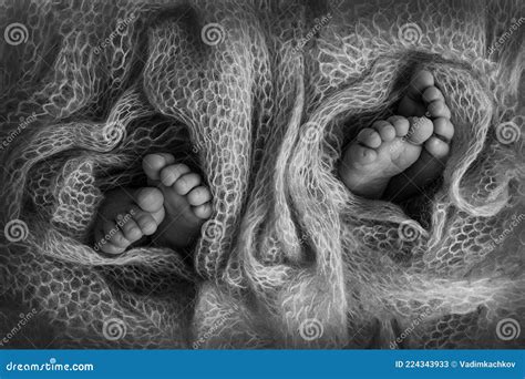 Een gedetailleerde foto van babyvoetjes.