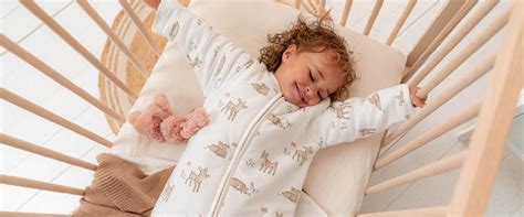 Schema van een veilige baby slaapomgeving met slaapzak en vrije ademruimte