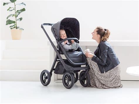 foto van een schone kinderwagen met baby erin