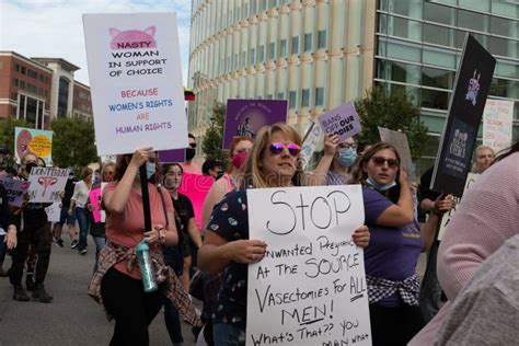 een groep vrouwen die demonstreert voor abortusrechten