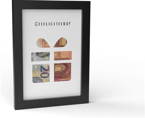 Gedetailleerde uitleg van hoe geld in een fotolijst te plaatsen, inclusief een voorbeeld van een afgewerkt ontwerp.