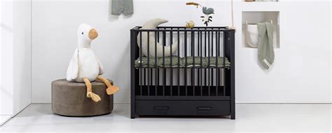 Overzicht van verschillende stijlen babybedjes verkrijgbaar bij Babypark, met nadruk op robuuste en sierlijke ontwerpen.