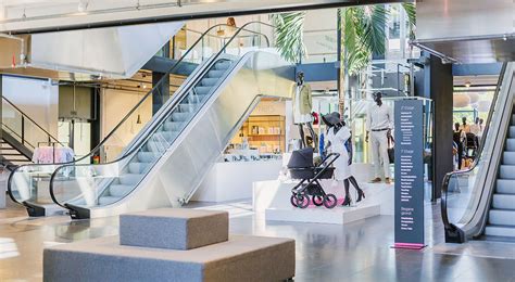 Interieur van een Babypark Megastore met een breed scala aan babyproducten, waaronder kinderwagens en meubels.