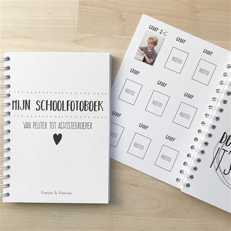 Een kind dat lachend een schoolfotoboek vasthoudt