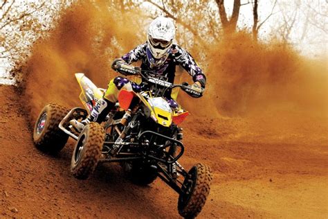 Illustratie van een quad die door een modderig parcours rijdt