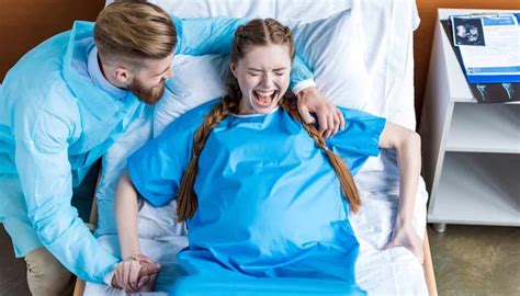 illustratie van een partner die een vrouw ondersteunt tijdens de bevalling