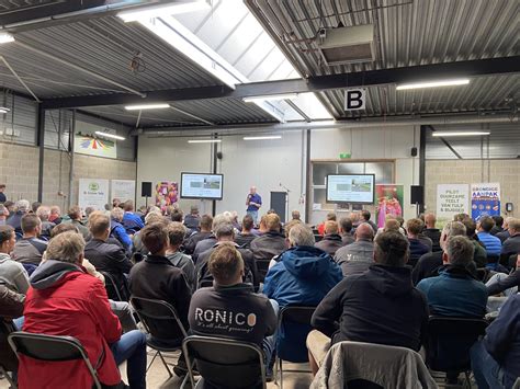 Infographic die de verschillende onderdelen van een open dag weergeeft: presentaties, gesprekken met docenten en studenten, rondleiding.