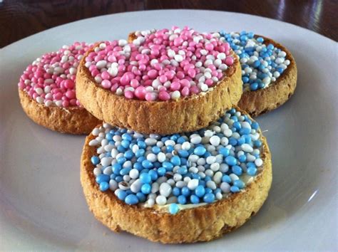 Historische illustratie van een kraamvrouw die beschuit met muisjes serveert aan bezoek.