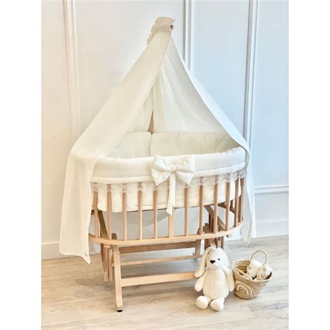Een sfeervolle kraamsuite met een wiegje voor de baby.