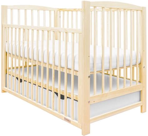 Gedetailleerde illustratie van hoe een babybedje veilig moet worden opgemaakt met lagen van molton, lakens en dekens, en de correcte positie van de baby.