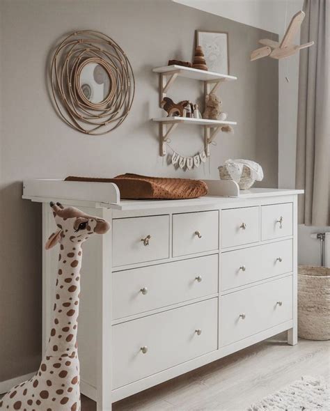 Moderne commode met reliëf op de deuren en houten handgrepen, onderdeel van de Montana babykamer collectie.