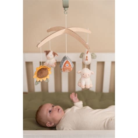 Close-up van de Little Dutch Houten Muziekmobiel, met focus op de houten structuur en de zachte knuffeltjes.