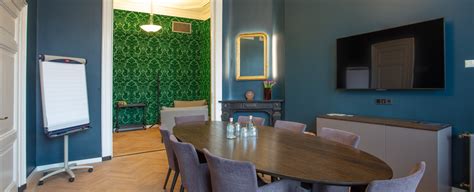 Interieur van een moderne kraamsuite met comfortabele voorzieningen